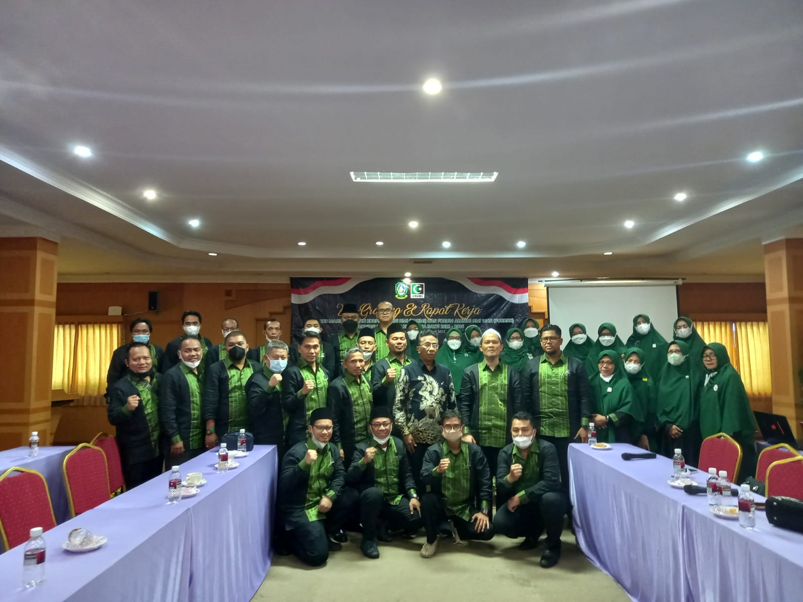 Pengurus MW KAHMI Kepri berfoto bersama