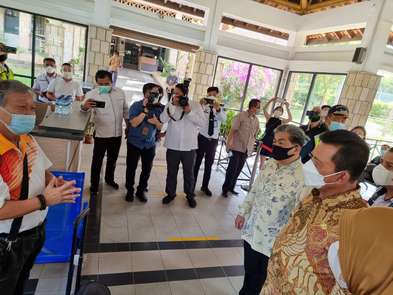 Gubernur Ansar menerima turis pertama travel bubble