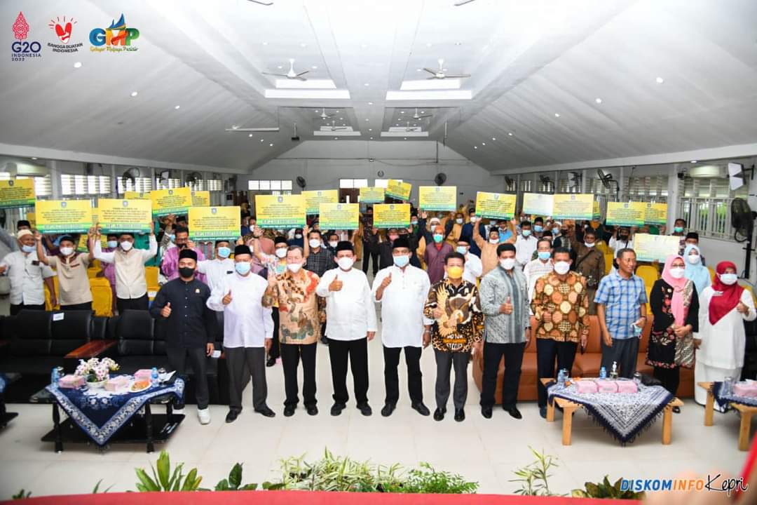 Foto bersama usai menerima bantuan