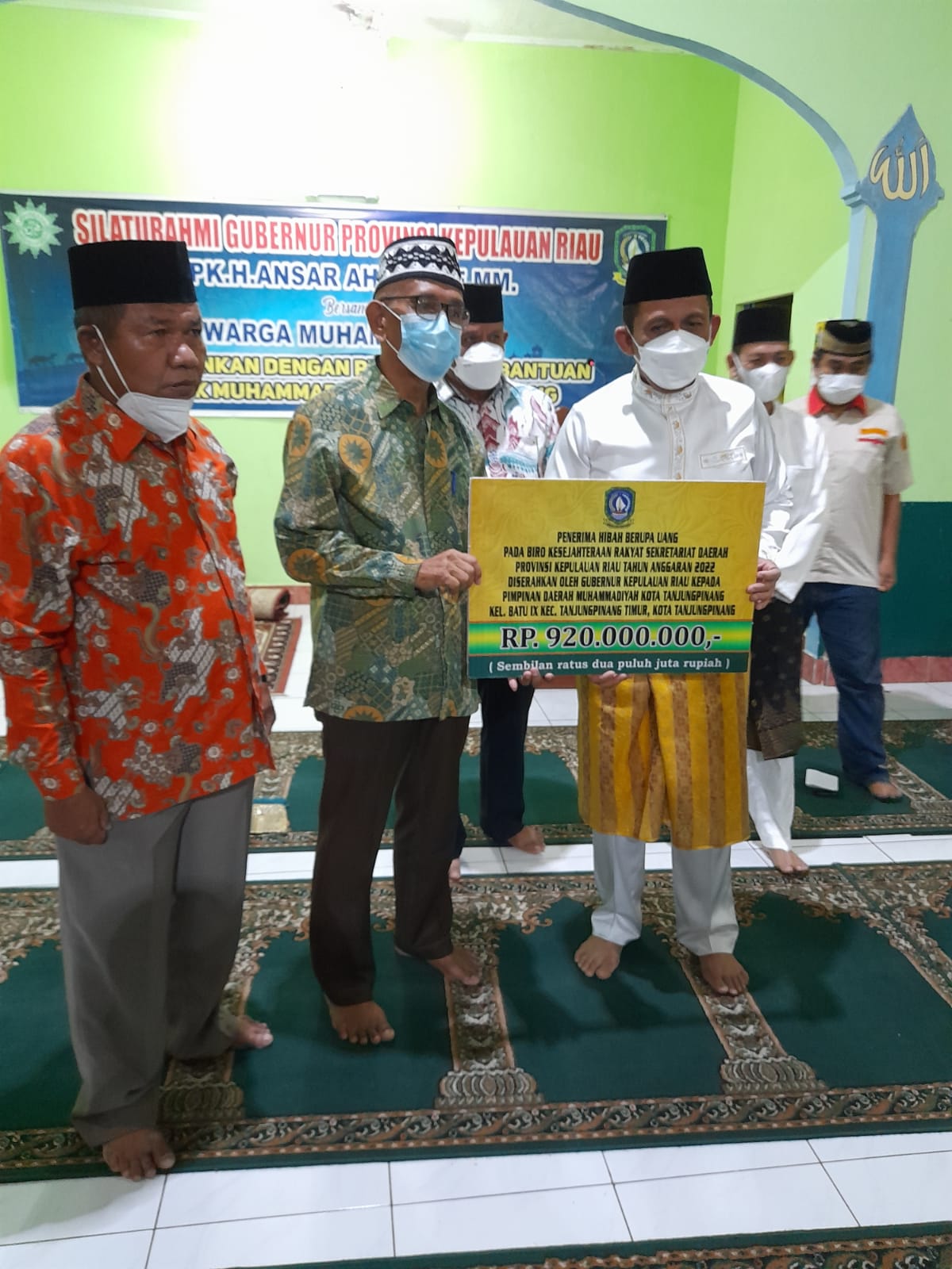 Gubernur Ansar menyerahkan bantuan yang diterima Ketua PDM Tanjungpinang Mukhtar Sujadi, didampingi PWM Kepri, Rafres Nawi