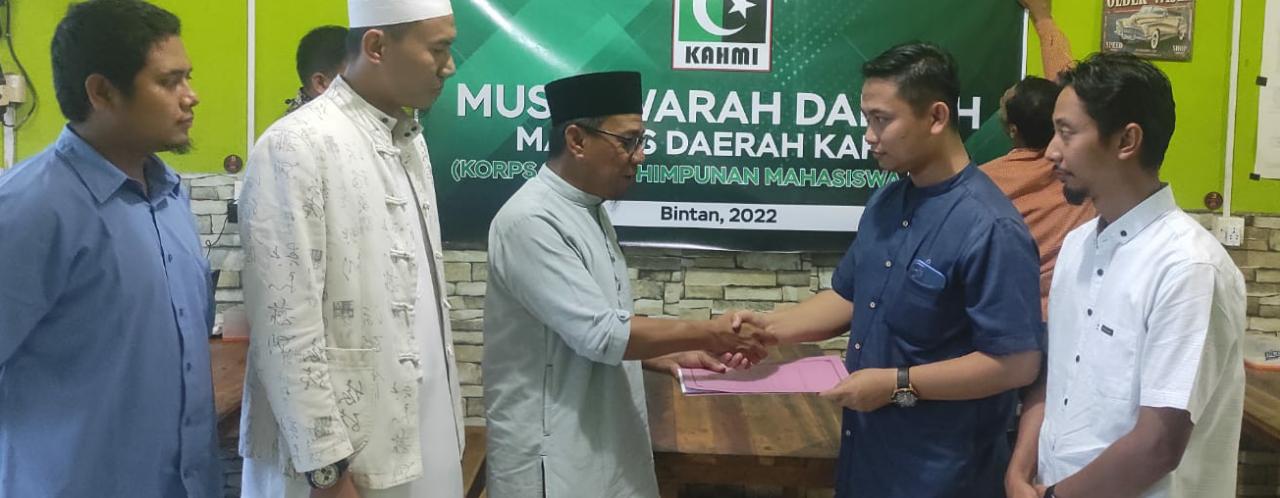 Suprapto menerima hasil Musda KAHMI Bintan dari Ketua lama, Zulkhairi