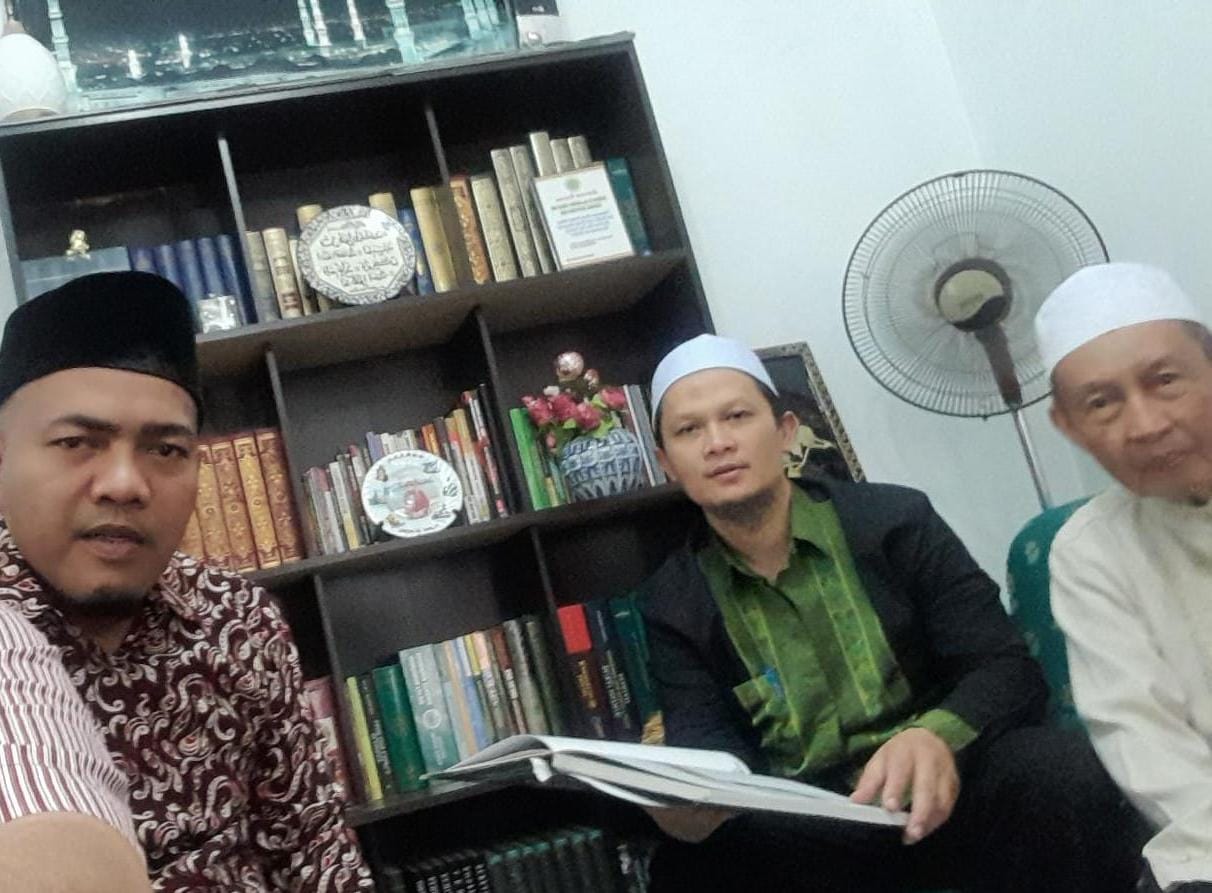 Suryadi (tengah) bersama Fauzi Mahbub (kanan)