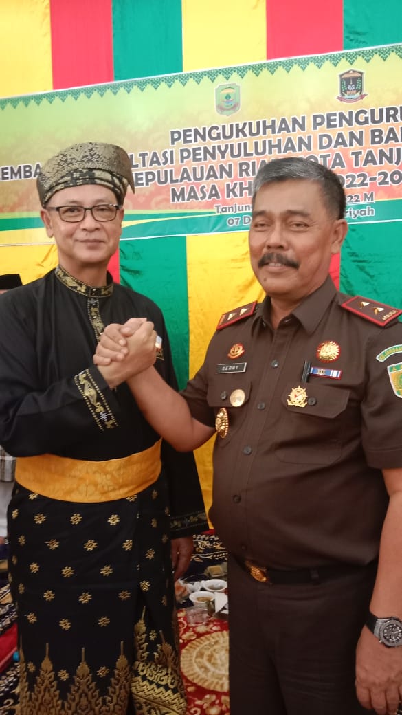 Esram (kiri) dan Kajati Kepri, Gerry Yasid. (foto: Doso)