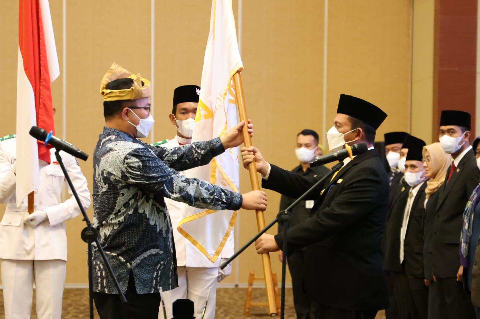 Ketum ICMI Pusat Prof.Satria menyerahkan pataka kepada Ketua ICMI Kepri, Ansar Ahmad