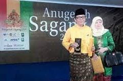 Prof Abdul Malik, didampingi istri, menerima Anugerah Sagang