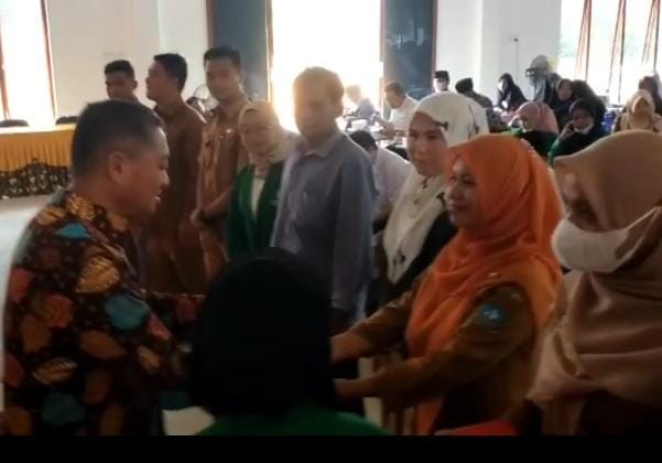 Nazaruddin (kiri) membagi bendera merah putih